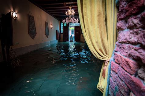 Photographer Documents Venice's Worst Floods in More Than 50 Years ...