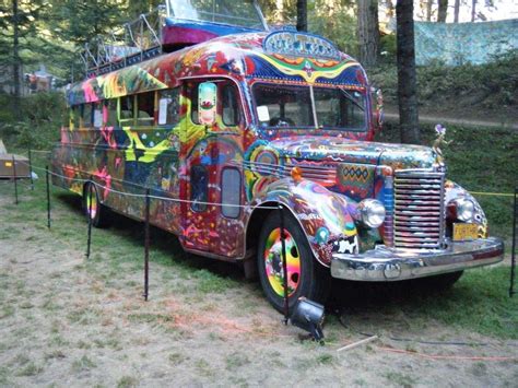 hippy bus Hippie House, Hippie Life, School Bus Art, U Haul Truck, Truck House, Mobile Boutique ...