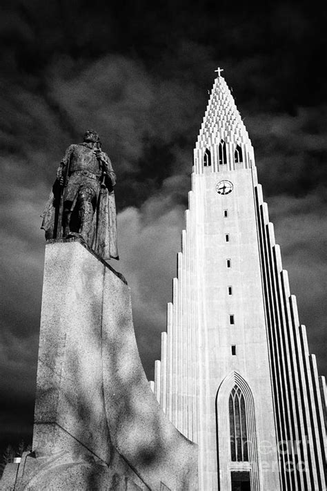 statue of explorer lief eriksson in front of Hallgrimskirkja church ...