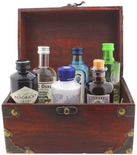 Famous Gin Gift Collection - 6 gin bottles in a beautiful pirate treasure chest as a funny gift ...