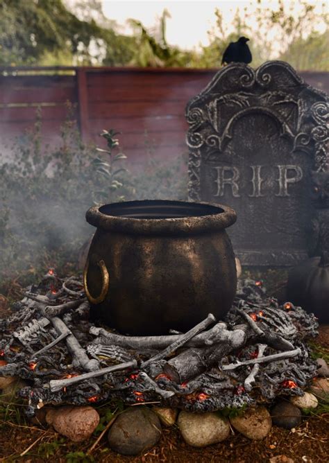 How to Make a Realistic Witches Cauldron {From a Plastic One} | Halloween props diy, Halloween ...