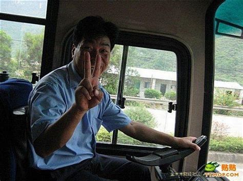 Chinese bus driver has his own way to drive! (6 pics) - Izismile.com