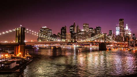 Ciudad de Nueva York, Estados Unidos de América Noche en el puente de Brooklyn desde Manhattan ...