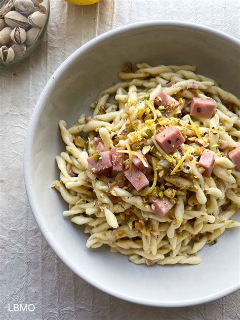 Pasta with mortadella and pistachios - Pasta con mortadella e pistacchi - Less Butter More Oil