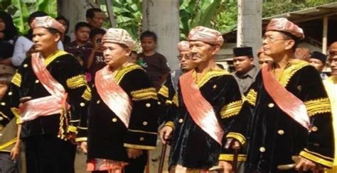 Pakaian Adat Minangkabau Serta Aksesoris, Gambar dan Makna