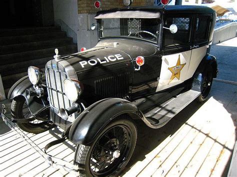 Old police car that I believe was amazing in its time. #Fordclassiccars | Old police cars ...