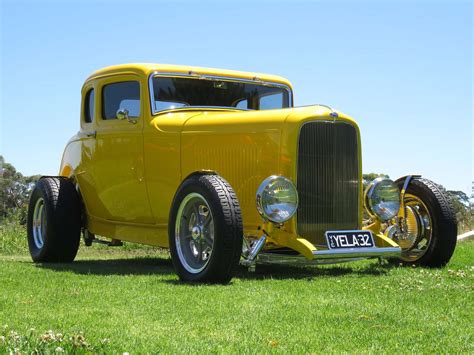 FEATURE 1932 FORD COUPE HOT ROD - JUST CARS