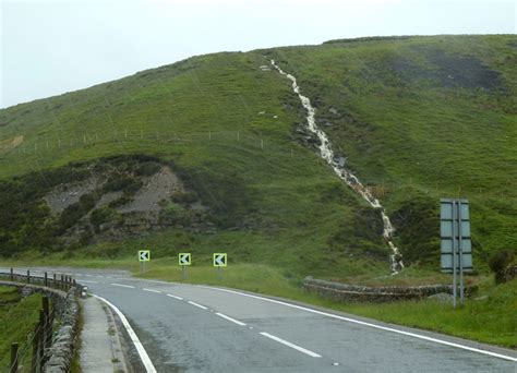 Snake Pass road on a wet day © Andrew Hill :: Geograph Britain and Ireland