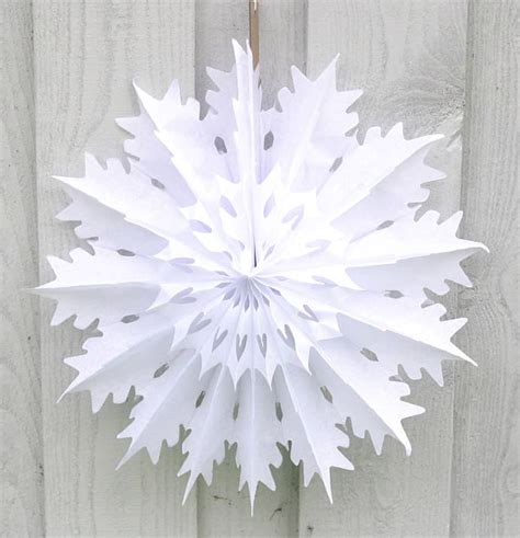 Chic Paper Snowflake Decorations for This Christmas