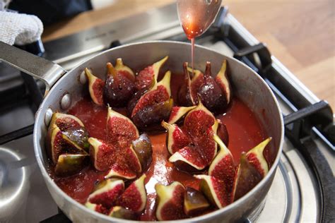 Figs baked in honey, lemon and cinnamon recipe / Riverford