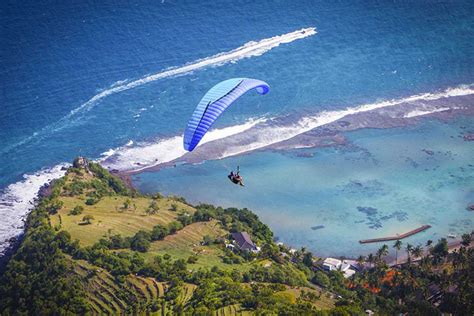 4 Best Spots for Paragliding in Bali 2024