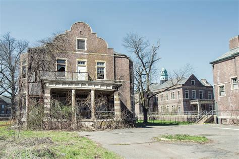 20 Haunting Photos Of Abandoned Asylums In The United States