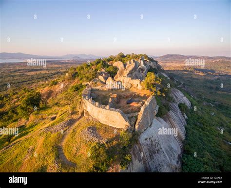 The hill complex at Great Zimbabwe Ruins Stock Photo - Alamy