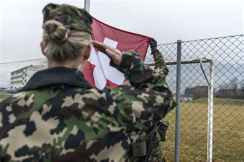 Swiss Army to introduce women’s uniforms - SWI swissinfo.ch