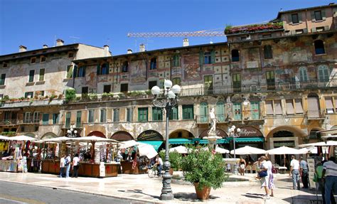 File:Verona-piazza delle erbe02.jpg - Wikimedia Commons