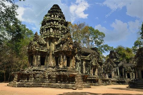 Thommanon temple built during the reign of Suryavarman II at Angkor — Stock Photo © cataplines1 ...