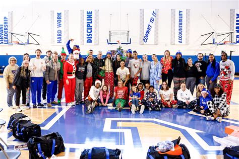 Women’s Basketball Holiday Party Photo Gallery – UK Athletics