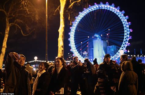 New Year's Eve: London welcomes 2018 with fireworks | Daily Mail Online