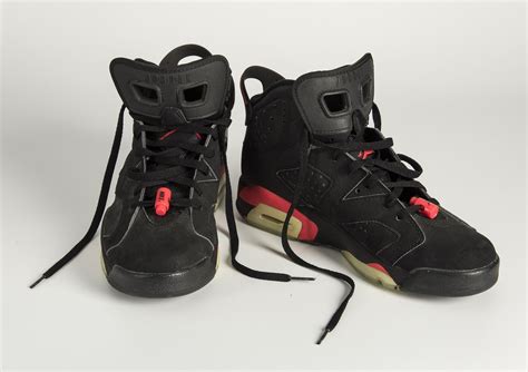 Air Jordan Trainer shoes, 1990's The Fashion Museum | Chaussure sport ...