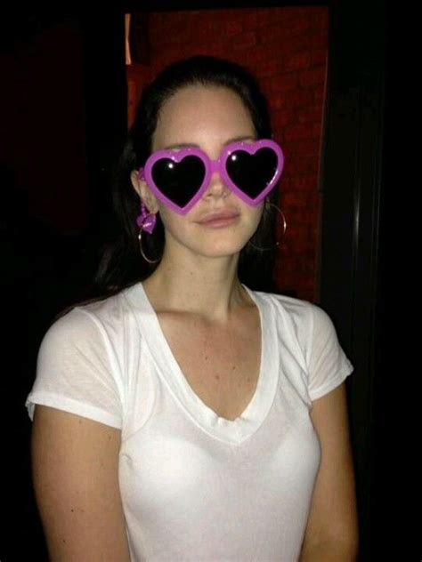 Lana Del Rey | Heart shaped sunglasses, Lana del rey, Lana del rey memes