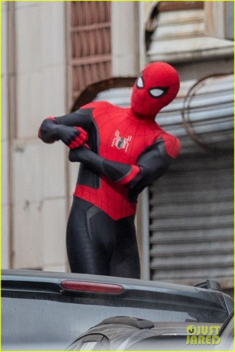 Photo: tom holland back in spiderman suit set of third movie 14 | Photo ...