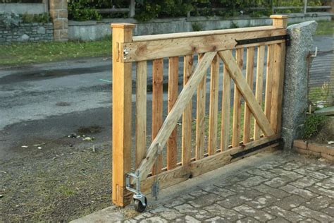 16 DIY Driveway Gates Ideas That Are Easy to Install