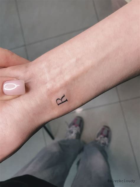 the R letter tattoo by BLVCKCLOUDY in 2021 | Tattoo lettering, Cool wrist tattoos, Pretty hand ...