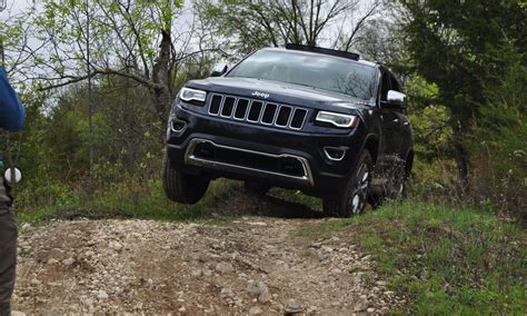 2014 Jeep Grand Cherokee Shows Skills Off-Road