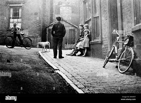 Street scene england 1950s hi-res stock photography and images - Alamy