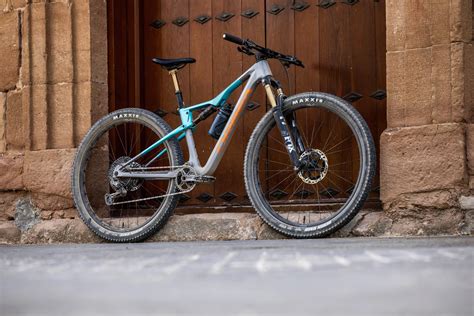 First Ride: 2023 Orbea Oiz consolidates 10kg 120mm XC Race MTB - Bikerumor