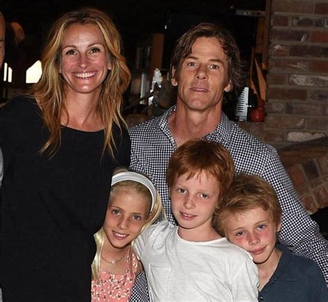 The Dichotomy of Julia Roberts: Balancing Career and Family with Husband and Kids - News