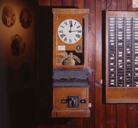 Photograph of an old clocking-in machine for mill workers | Exposiciones, Museos, Montaje