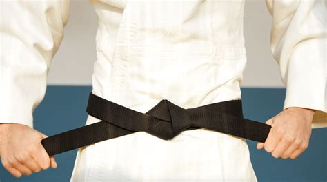 How to Tie a Taekwondo Belt (Step-by-Step Guide)