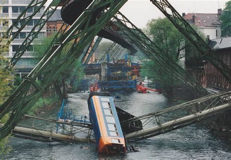 Wuppertal Schwebebahn Accident - akrisztina27