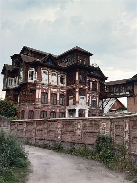 A pretty house from Kashmir highlighting traditional Kashmiri ...