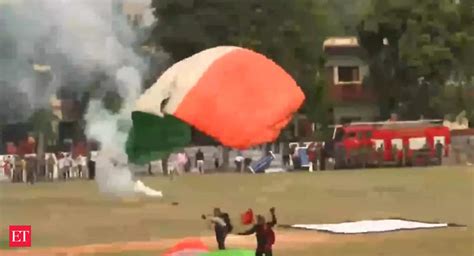 Watch: Akash Ganga team of Indian Air Force skydives from MI-17, in ...