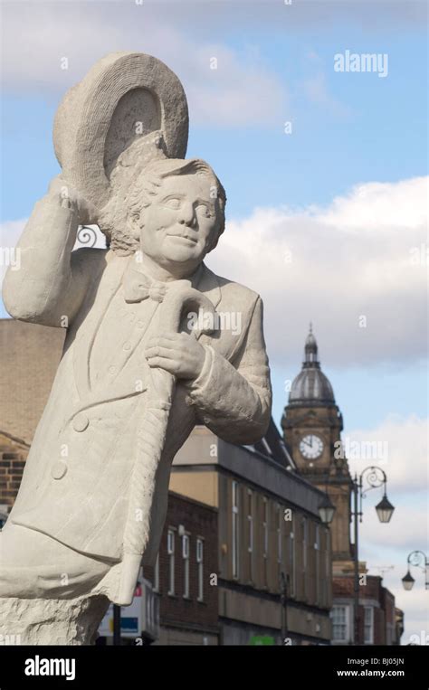 Ernie wise statue hi-res stock photography and images - Alamy