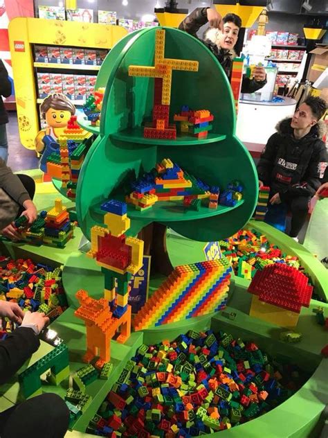 Hamleys' New LEGO Experience First Look - BricksFanz