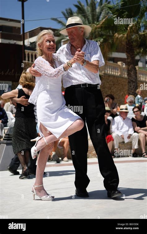 Old couple dancing tango hi-res stock photography and images - Alamy