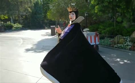 VIDEO: Evil Queen at Disneyland Wins Over the Internet With Awesome ...