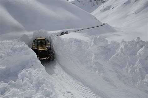 Meanwhile it is hard to clear up the snow in Turkey - Strange Sounds