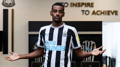 Newcastle United sign Isak in club-record deal | Stadium Astro - English