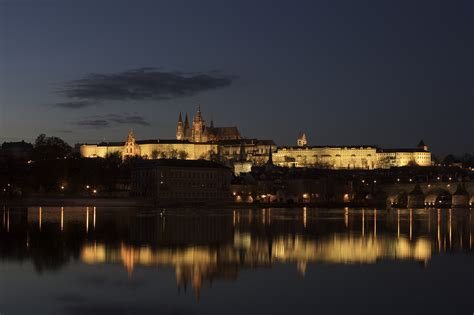 File:Prague Castle at Night.jpg - Wikipedia