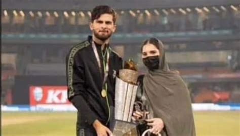 Shaheen Afridi, wife Ansha pose with PSL 2023 trophy - TechiAI