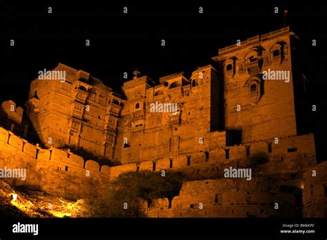 Night view of Jaisalmer Fort, built on Trikuta Hill in Jaisalmer, Rajasthan, India Stock Photo ...