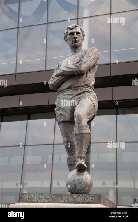 Bobby Moore Statue at Wembley Stadium, London, UK Stock Photo - Alamy