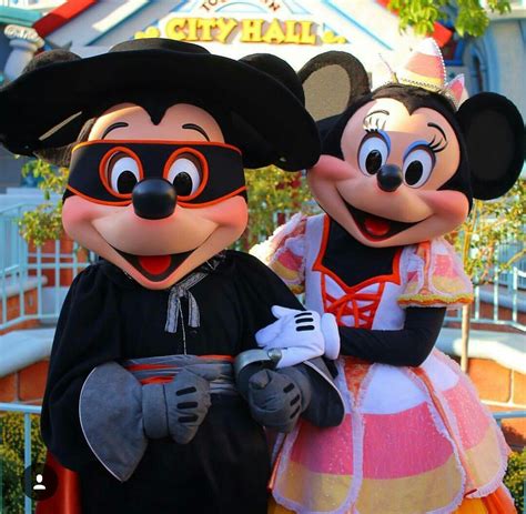 Mickey & Minnie | Disney world halloween, Mickey mouse halloween ...