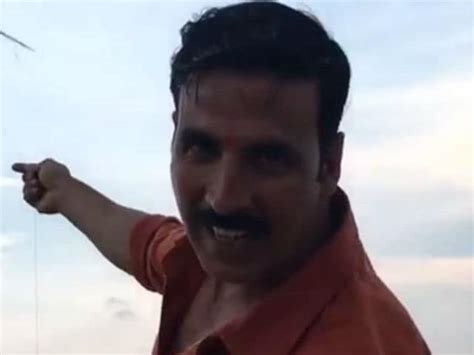 What Akshay Kumar Did in Varanasi While Jolly LLB 2 Shoot Took a Break ...