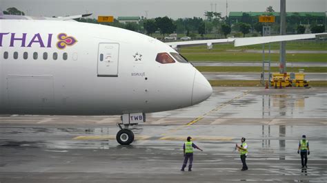 Boeing 787 ready for take off 7010012 Stock Video at Vecteezy