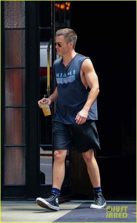 Chris Pine Puts His Steve Trevor Muscles on Display in NYC!: Photo ...